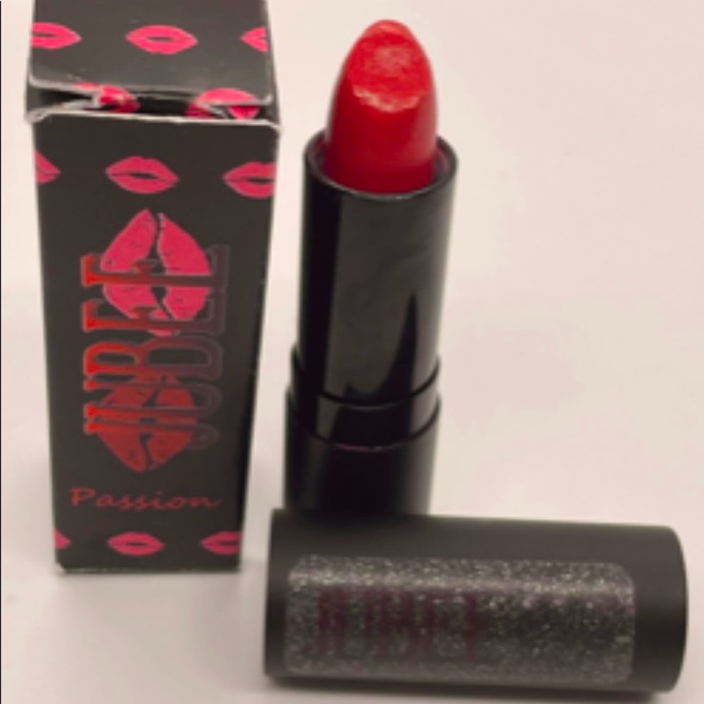 Jubee Organic Lipstick with pinkish bareness color and vanilla sent.